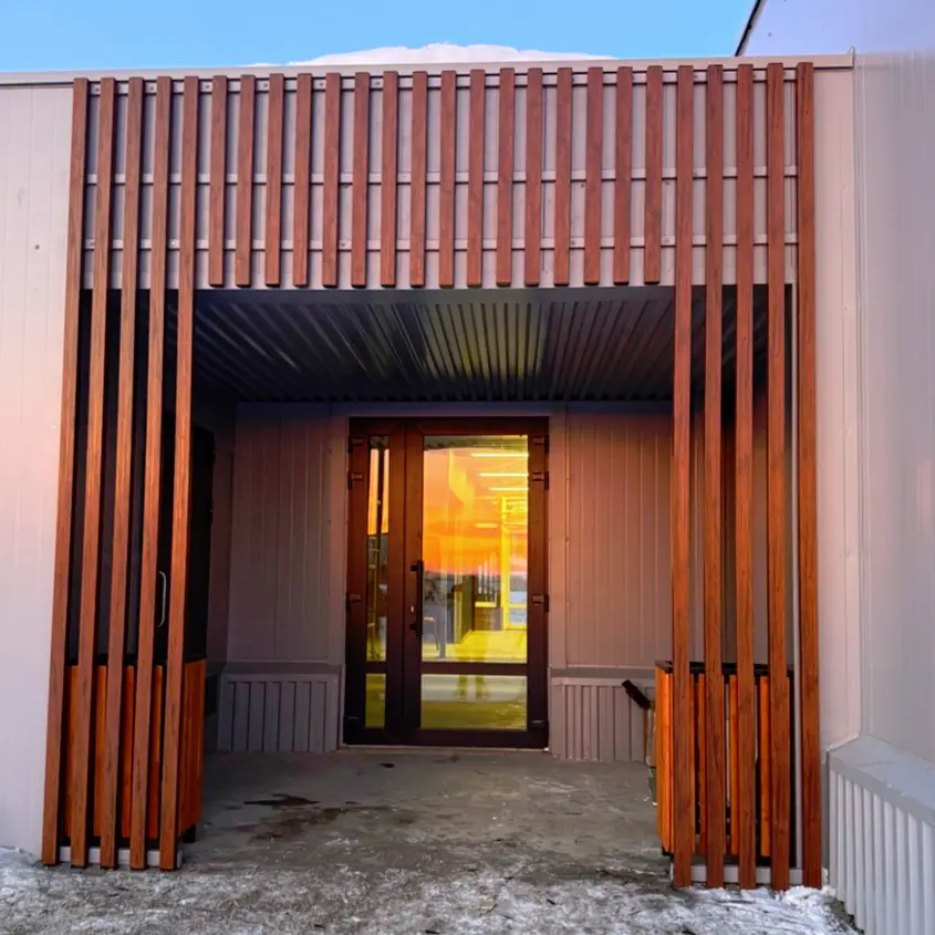 Фото 7 рейка под дерево Темный Дуб 3D на фасаде торгового центра