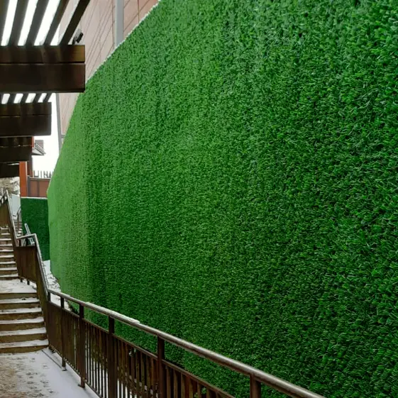 Применение Grass Fence 2м для декора фундамента опорной стены